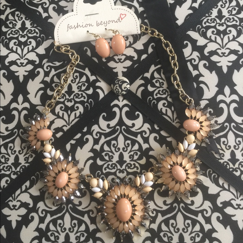 Pretty Peach/Pink Statement Necklace Set! 🎀 FIRM